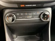 Ford Fiesta 1.0 EcoBoost Hybrid Titanium PARKEERSENSOREN ACHTER I ALL SEASON BANDEN I APPLE CARPLAY / ANDROID AUTO I