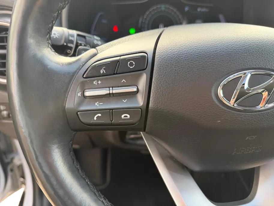 Hyundai Kona EV Limited Sky 64 kWh | Zeer compleet | 99% SOH | Open dak | Lederen bekleding | Trekhaak | Stoel verwarming & koeling | Stuurverwarming |