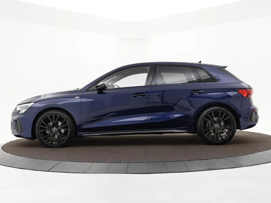 Audi A3 Sportback 35 TFSI 150pk S-tronic S edition · Apple/Android Car Play · Navigatie · Elek. Achterklep · P-Sensoren · Cruise Control · Zwart Optiek · 19'' Inch ·