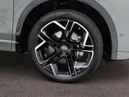 Volkswagen Tiguan 1.5 eHybrid 272pk DSG R-Line Edition · Panoramadak · 360 Camera · Harman Kardon Audio · Inklap. Trekhaak · Matrix LED · Head-Up Display · Keyless · Garantie t/m 19-11-2030 of 100.000km