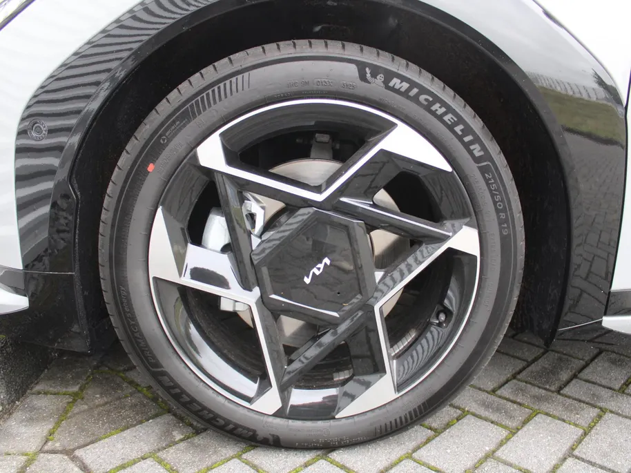 Kia EV4 GT-PlusLine 81.4 kWh | Schuifdak | Stuur-/stoelverwarming + ventilatie | Camera rondom | Elek. stoelverstelling | Leer | HUD | LED | 19' LM |