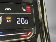 Volkswagen T-Roc 1.5TSI/150PK DSG R-line · Panoramadak  · Camera · Apple/Android Car Play · Navigatie