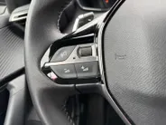 Peugeot 2008 1.2 PureTech 130 Allure | Automaat | Parkeersensoren voor en achter | Acteruitrijcamera | Apple carplay & Android auto | Cruise control | Navigatie | Trekhaak | Bovag garantie |