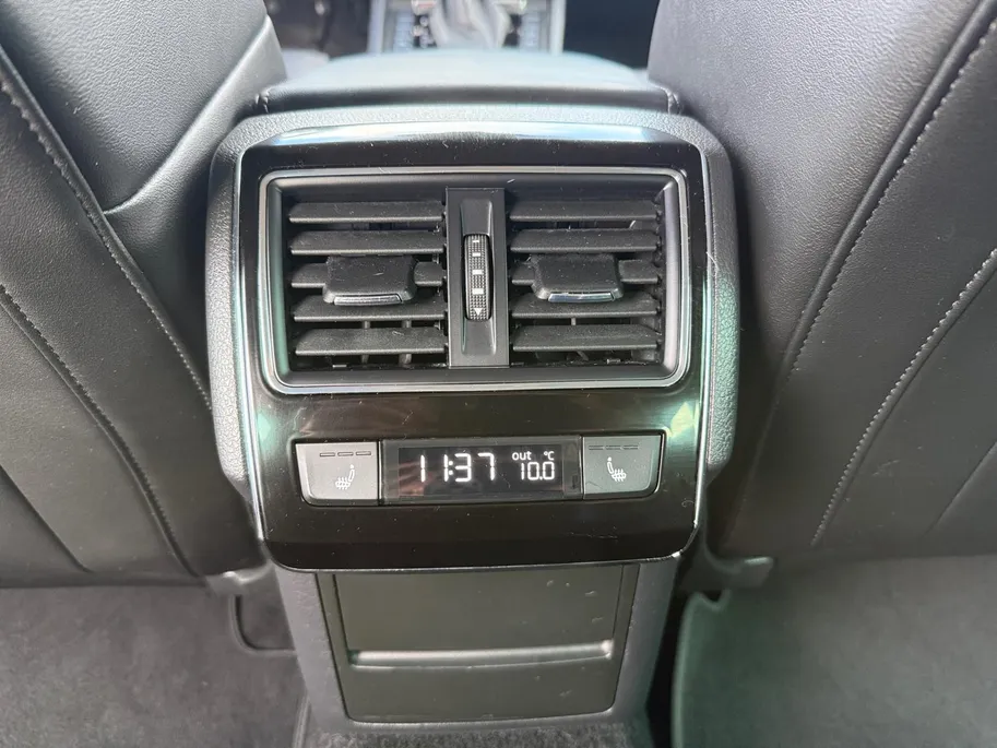 Škoda Superb Combi 1.4 TSI iV Business Edition Plus *Automaat*Navi+Camera*Parkeersensoren*Elekt. Stoelen*Lederen bekleding*Winter Pack*VOL OPTIES!