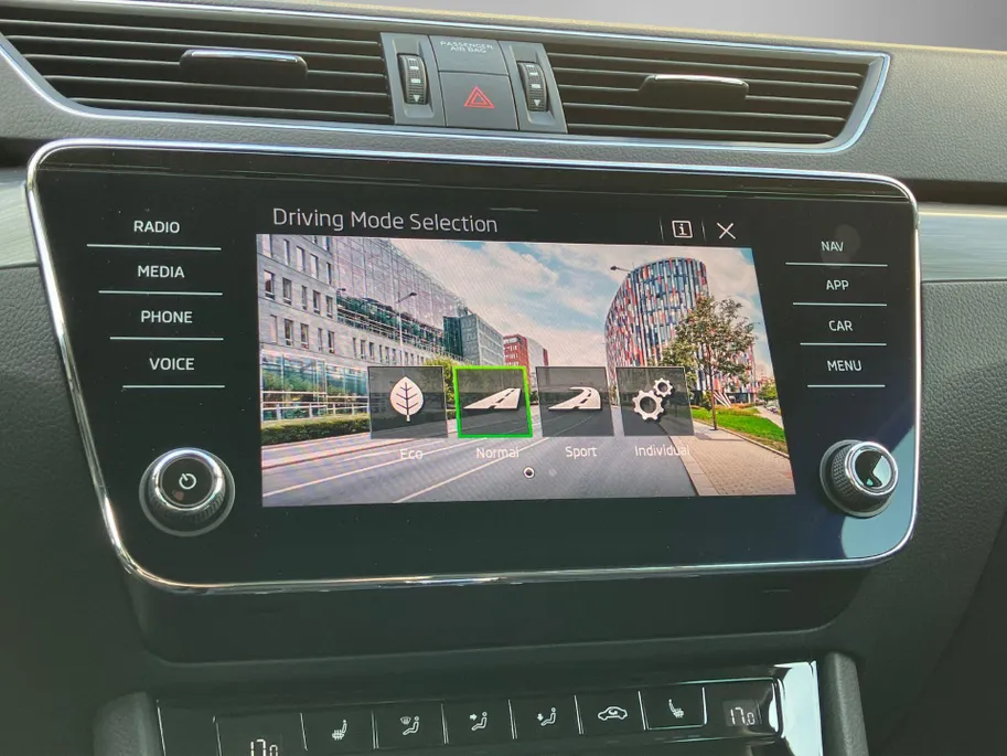 Škoda Superb Combi 1.4TSI 160kW/218PK iV Business Edition Plus · Navigatie · Apple/Android Car Play · Camera + Parkeersensoren · Garantie t/m 27-03-2028 of 60000km.