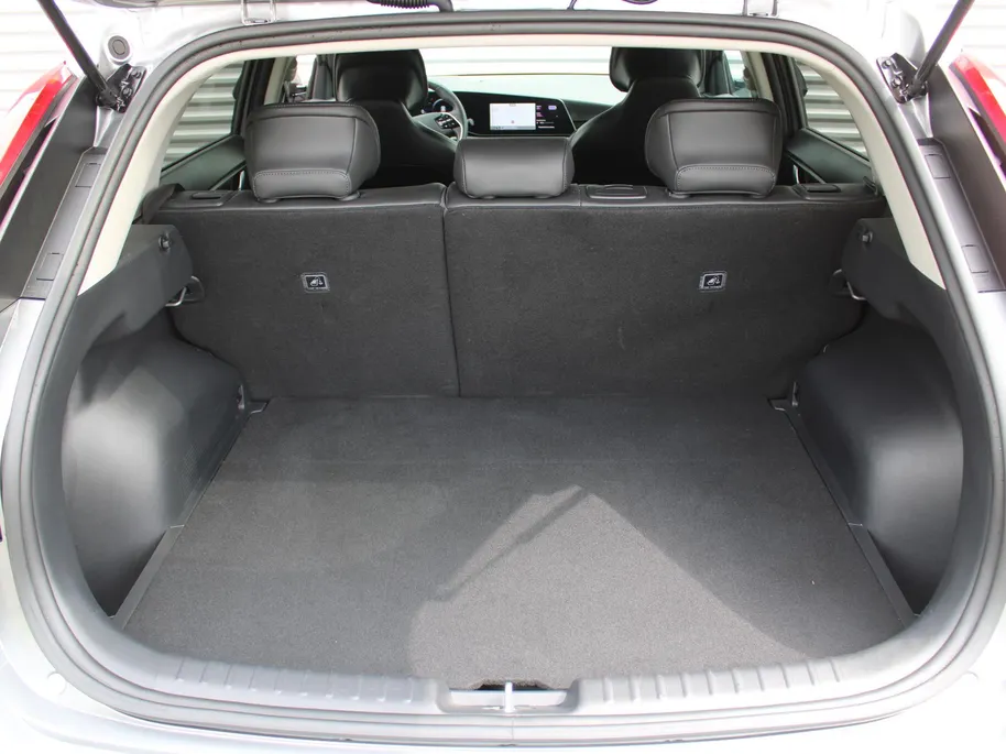 Kia Niro EV Edition Advanced 64.8 kWh | Stuur-/stoelverwarming | Elektr. stoelverstelling | Camera | Cruise adapt. | 17'LM | Clima | 17% bijtelling |