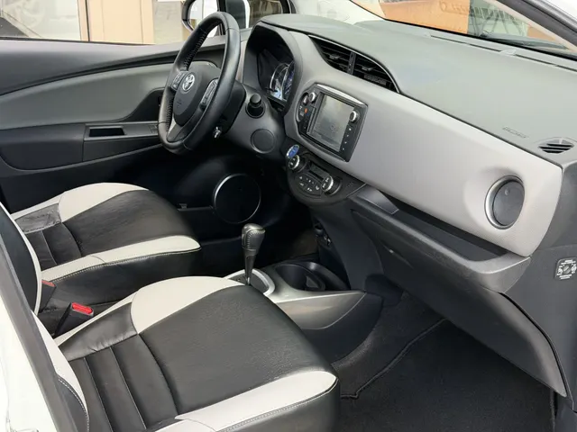 Toyota Yaris 1.5 Hybrid Trend Bi-Tone | Leer | Navigatie | LM Velgen