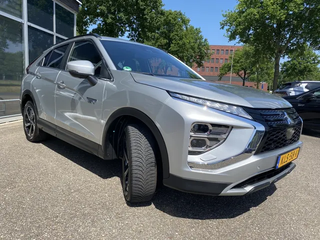 Mitsubishi Eclipse Cross 2.4i PHEV First Edition | All Seasons