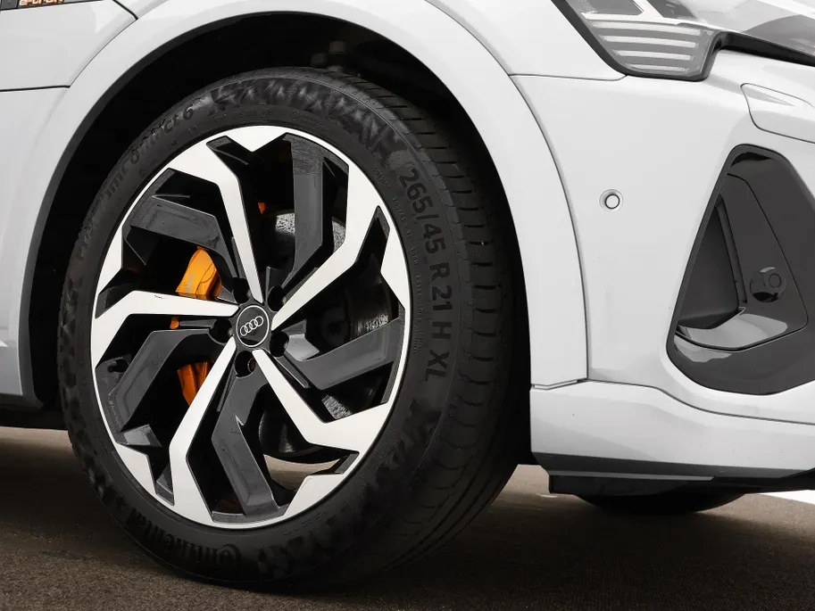 Audi e-tron 55 300kW/408PK S Line 95Kwh · SOH 94,6% · Panoramadak · Leder/Alcantara · 360°Camera + Parkeersensoren · Stoelverwarming ·