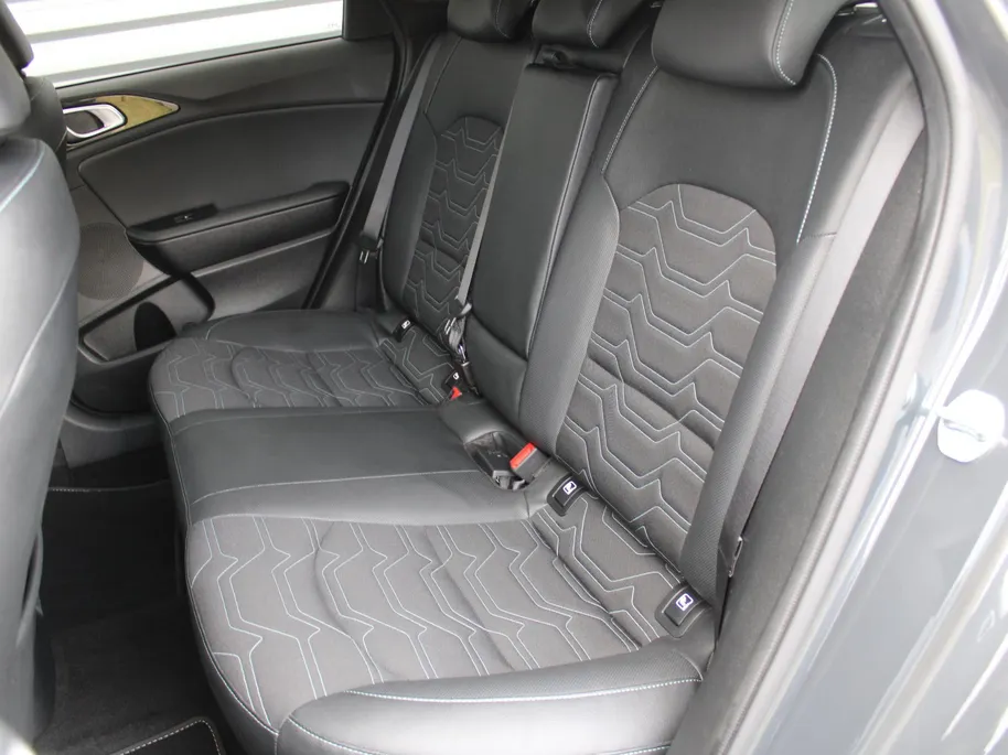 Kia Ceed Sportswagon 1.0 T-GDi MHEV Design Edition | Stuur-/stoelverwarming | Cruise adapt. | Camera | 16' LM | Dodehoekdetectie | JBL audio | LED |