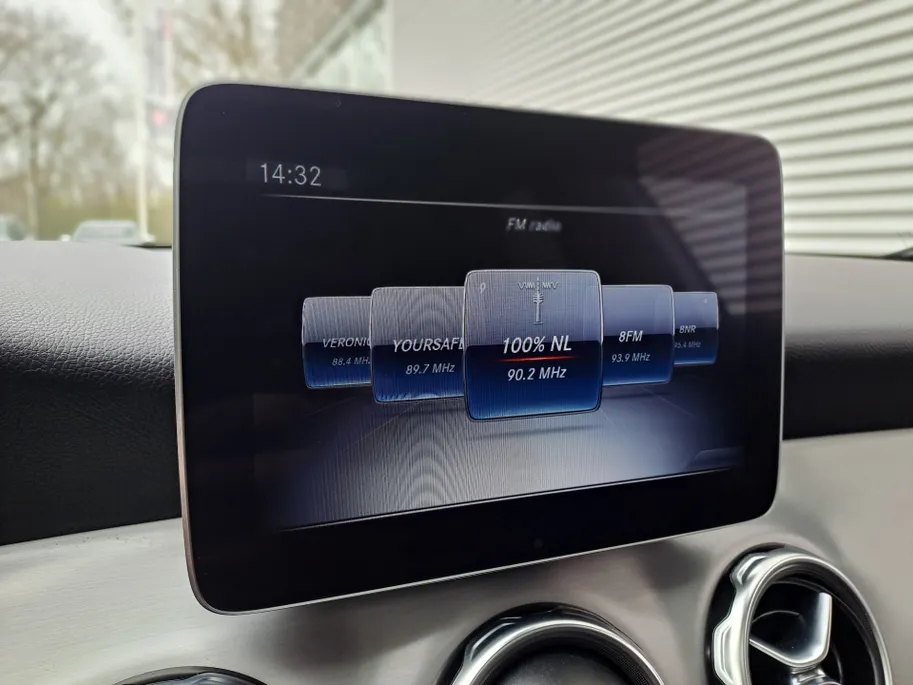 Mercedes-Benz GLA 180 Business Solution AMG AUTOMAAT | Trekhaak | Schuif/kanteldak | Navigatie | Camera | AMG-styling | Climate | Sensoren | Apple Carplay/Android Auto | Cruise | Stoelverwarming