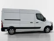 Renault Master T33 2.3 - 135PK dCi L2H2 Work Edition | BPM VRIJ | Trekhaak | Parkeersensoren | Camera | Navi | Apple CarPlay/Android Auto | Volledig betimmerd | Airco | Cruise Control |
