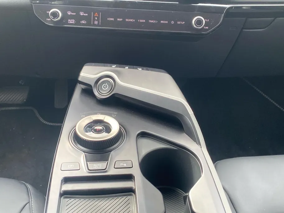 Kia EV6 Light Edition 63 kWh | VOORRAAD VOORDEEL NU €42.950,- | Direct leverbaar | Stoel+Stuur verwarming | Climate control | Navigatie | Parkeer camera achter | Parkeer sensoren voor en achter