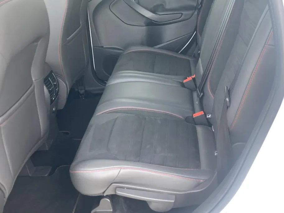 Ford Kuga 1.5 EcoBoost 150 pk ST Line afneembare - trekhaak - voorruitverwarming - groot navi