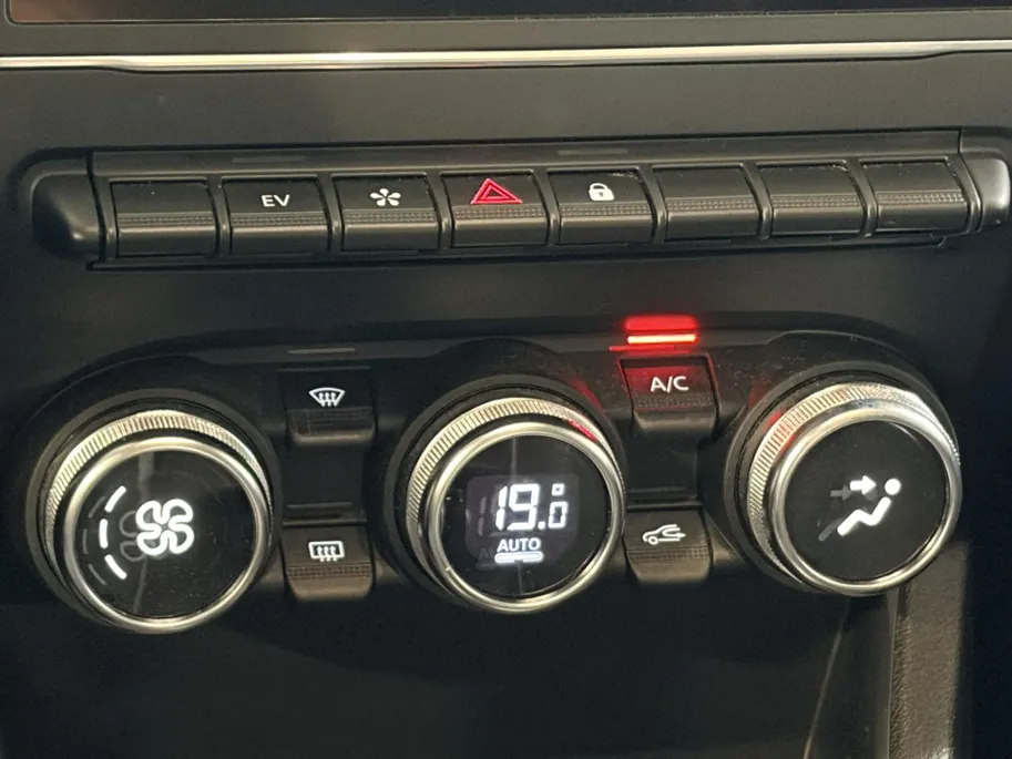 Renault Captur 145PK E-Tech Hybrid Intens Automaat | Trekhaak | All Season Banden | Navi | Camera | Climate Control | Velgens Hoogglans Zwart | Apple CarPlay/Android Auto | Licht & Regen Sensor | Full LED |