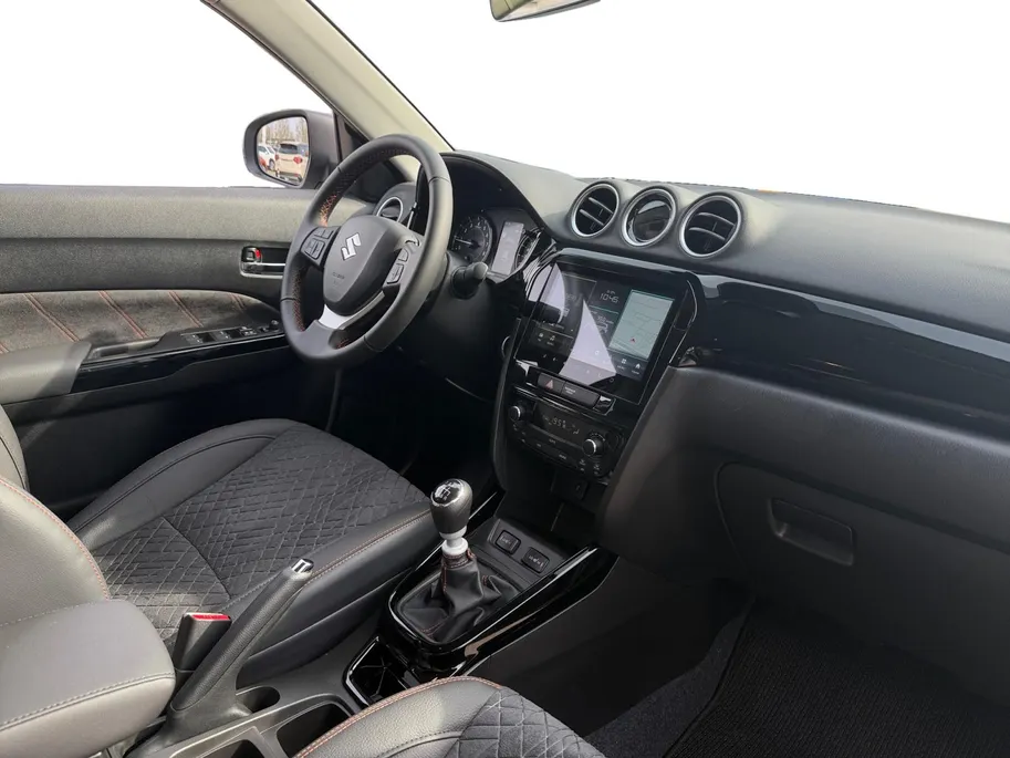 Suzuki Vitara 1.4 Boosterjet Smart Hybrid Special Edition | VOORRAAD! | €2200,- korting | Black Look | 17' zwarte lichtmetalen | Lederen en suède bekleding | Parkeersensoren Voor en achter