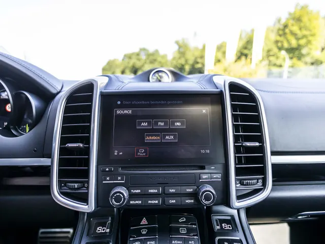 Porsche Cayenne 3.0 S E-Hybrid Platinum Edition NL Auto!