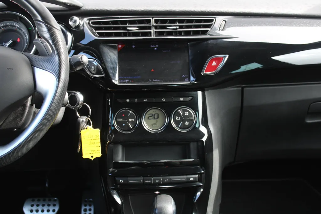 DS DS 3 1.2 PureTech Performance Line | Automaat | Navi | Trekhaak | Clima | 17' LM Velgen | Camera |