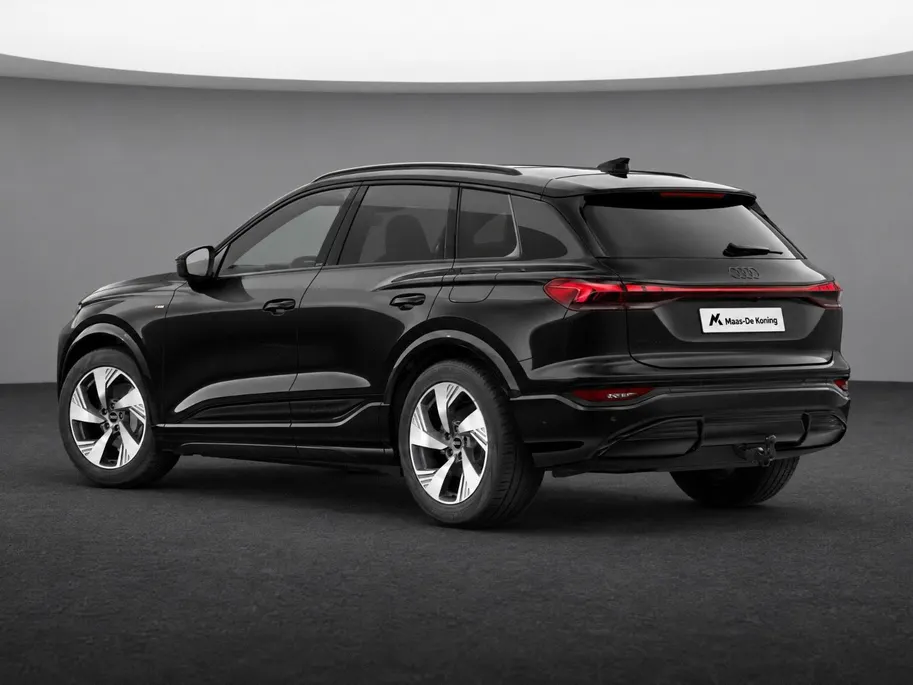 Audi Q6 e-tron S edition 83 kWh 252 PK · Glazen panoramadak · Trekhaak elek. wegklapbaar · Optiekpakket zwart