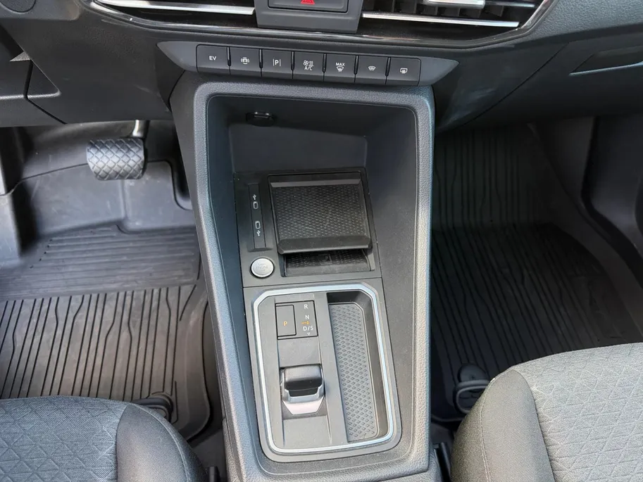 Ford Transit Connect 1.5 EcoBoost PHEV L2 Limited | NL auto | Adapt. Cruise control | Trekhaak | Parkeersensoren voor en achter | Achteruitrijcamera | Navigatie | Apple carplay & Android auto | BLIS | Voorruitverwarming | 17' inch lichtmetalen velgen |
