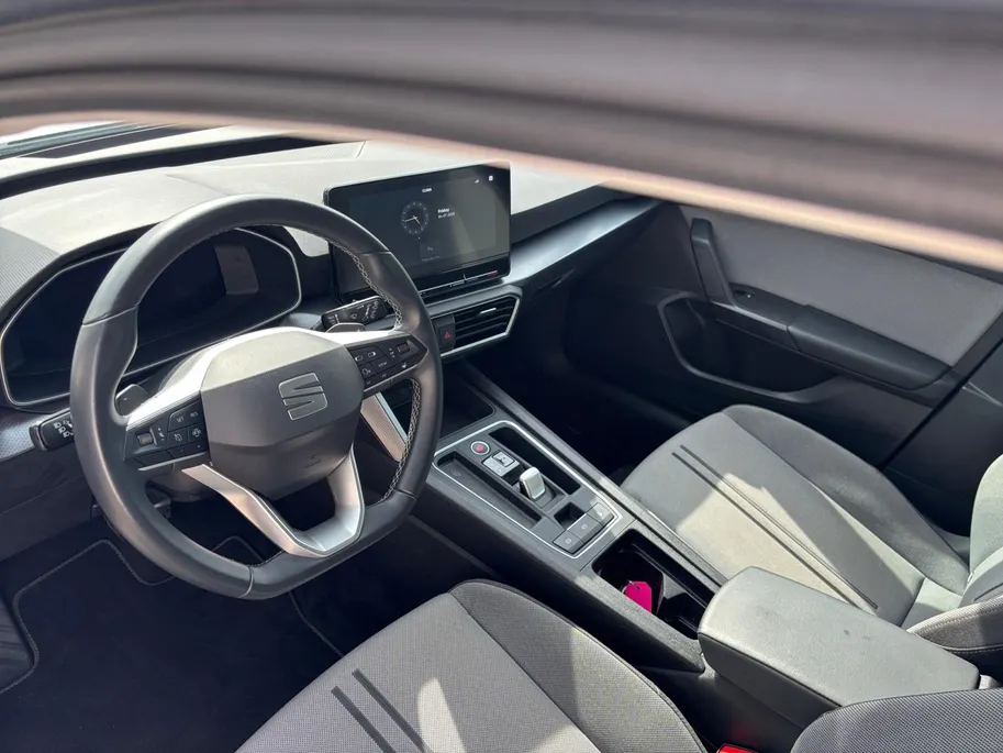 SEAT Leon Sportstourer 1.0 eTSI Style Business Intense | Metallic lak| Navigatie| Digitale cockpit| Parkeer sensoren V/A| Camera| Stuur verwarming| Keyless start| Zeer nette auto