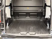 Ford E-Transit Custom L2H1 MS-RT 71 kWh 286 PK Dubbele Cabine UIT VOORRAAD I INKLAPBARE TREKHAAK I DRIVER ASSIST PACK ULTIMATE I DUBBELE ZIJSCHUIFDEUREN I FULL LED-KOPLAMPEN I APPLE CARPLAY / ANDROID AUTO I