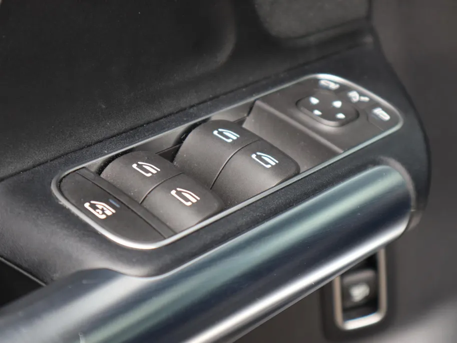 Mercedes-Benz GLA 200 Business Solution AMG l Trekhaak l Keyless l Panoramadak l Ambiente lichtpakket