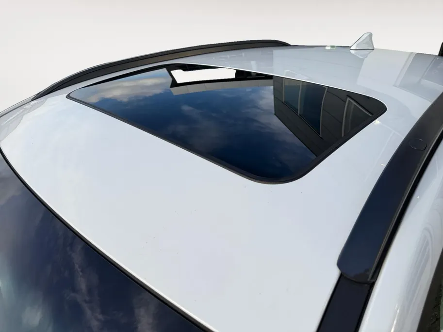 Hyundai Kona EV Limited Sky 64 kWh | Zeer compleet | 99% SOH | Open dak | Lederen bekleding | Trekhaak | Stoel verwarming & koeling | Stuurverwarming |