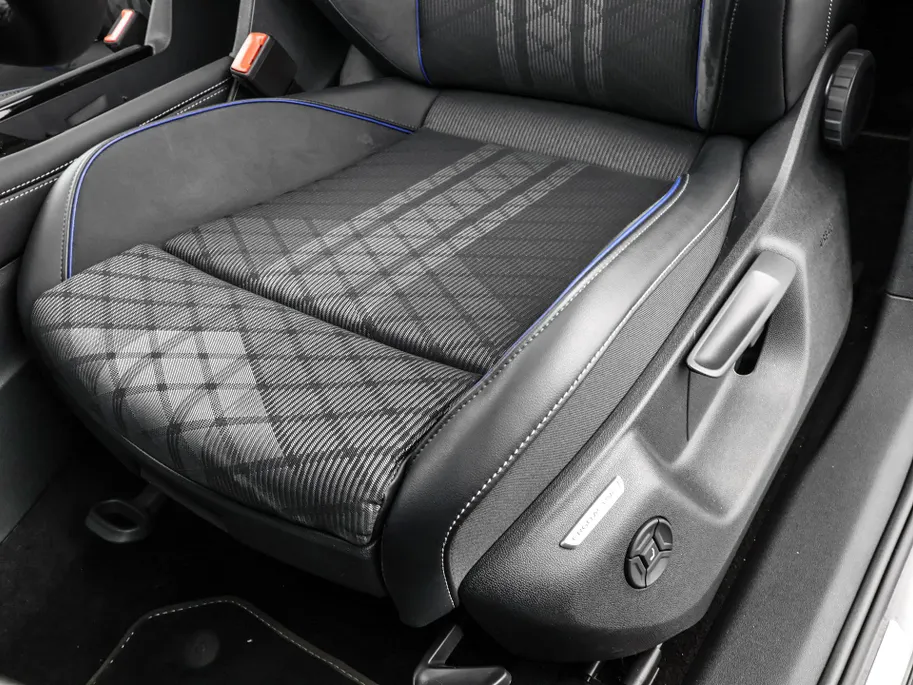 Volkswagen Tayron 1.5 272pk DSG eHybrid R-Line Edition · Panoramadak · 360 Camera · Wegklapbare Trekhaak · Black Style · 20'' Inch · Garantie t/m 17-11-2029 of 100.000km