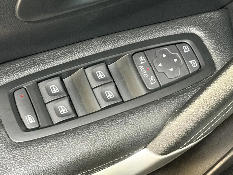 Renault Kadjar 140PK TCe Intens Automaat | Trekhaak (1500 KG) | Panoramadak | 19' Lichtmetalen Velgen | Stoelverwarming | Navi | Camera | Climate Control | Adaptieve Cruise Control | Leder |