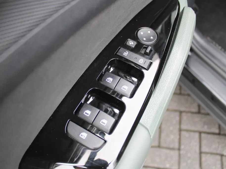 Kia Sportage 1.6 T-GDi Hybrid Dark Edition | Stuur-/stoelverwarming v+a | Camera | Elek. stoelverstelling | 18' LM | Cruise adapt. | Navi | Clima | Half leer/suède |