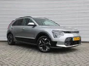 Kia Niro EV Edition Advanced 64.8 kWh | Stuur-/stoelverwarming | Elektr. stoelverstelling | Camera | Cruise adapt. | 17'LM | Clima | 17% bijtelling |