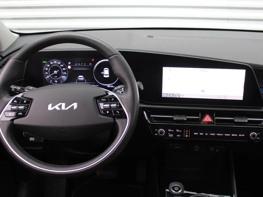 Kia Niro EV Edition Advanced 64.8 kWh | Stuur-/stoelverwarming | Elektr. stoelverstelling | Camera | Cruise adapt. | 17'LM | Clima | 17% bijtelling |