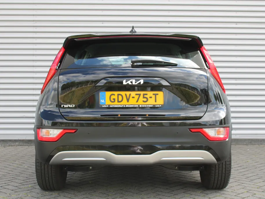 Kia Niro EV Light Edition 64.8 kWh | Camera | Cruise adapt. | Clima | 17' LM | Navi | Keyless | All season banden | 17% bijtelling |
