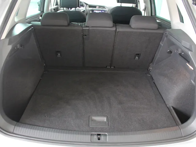 Volkswagen Tiguan 1.5 TSI Life Navigatie | Trekhaak | Parkeercamera | All Season Banden
