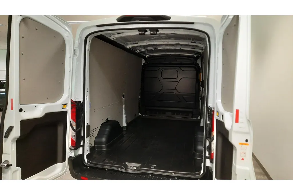 Ford Transit 350 2.0 TDCI L3H2 Trend 130PK Direct leverbaar! Met trekhaak.
