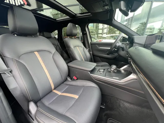 Mazda CX-60 2.5 e-SkyActiv PHEV Homura Plus | TREKHAAK |AUTOMAAT | PLUG-IN HYBDRIDE | PANORAMADAK | 2500kg TREKGEWICHT | LEDER | 360gr CAMERA | MEEST LUXE UITVOERING | BIJNA NIEUW |