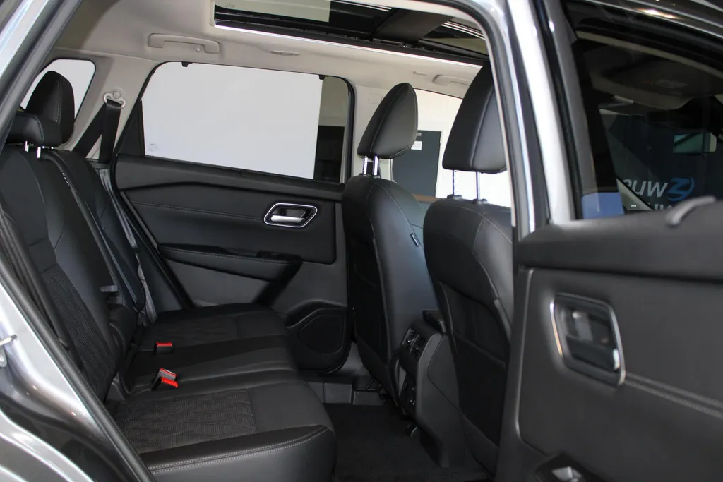 Nissan X-Trail 1.5 e-Power Tekna Plus | Naviagtie| 360grd camera| Pdc voor en achter| Climate controle 3 zones| Stoel-, stuur- en voorruit verwarming| Lederen bekleding| 19inch Wielen| Stoel geheugen|