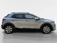 Kia Stonic 1.0 T-GDi MHEV DynamicPlusLine | Apple Carplay / Android Auto | Navigatiesysteem | Stoel + Stuurverwarming | Licht + Regensensor | Parkeersensoren + Camera Achter | Cruise Control | 16' Lichtmetalen Velgen