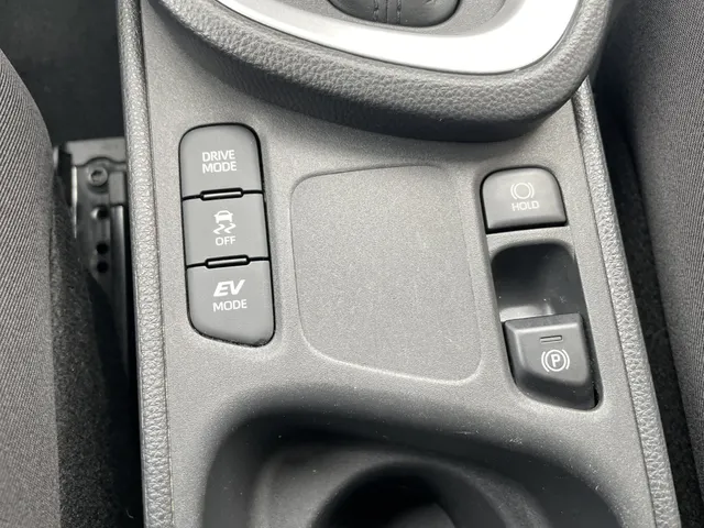 Toyota Yaris Cross 1.5 Hybrid Dynamic | Parkeersensoren V+A | Stuur en Stoelverwarm
