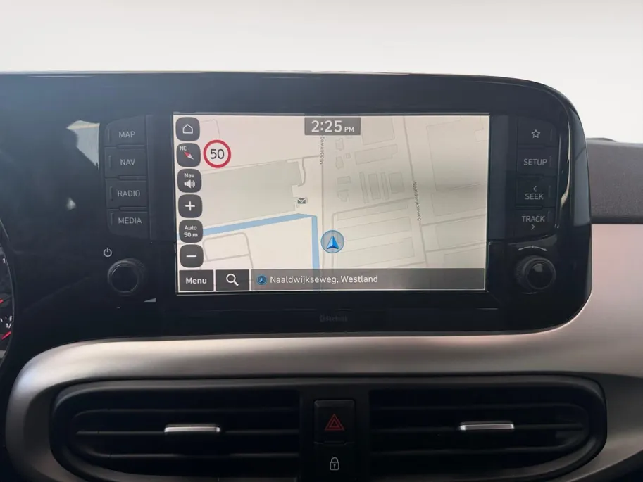Hyundai i10 1.0 Premium | Navigatie| Parkeer sensoren| Camera| Cruise Controle| Metallic lak| Dealer onderhouden| Climate Controle