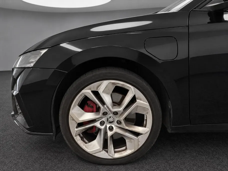 Škoda Octavia Combi 1.4 TSI 245pk DSG RS iV PHEV Business · SOH 94,5% · Camera · Wegklapbare Trekhaak · Elek. Voorstoelen · Stoelverwarming V+A · 19'' Inch · Apple/Android Car Play ·