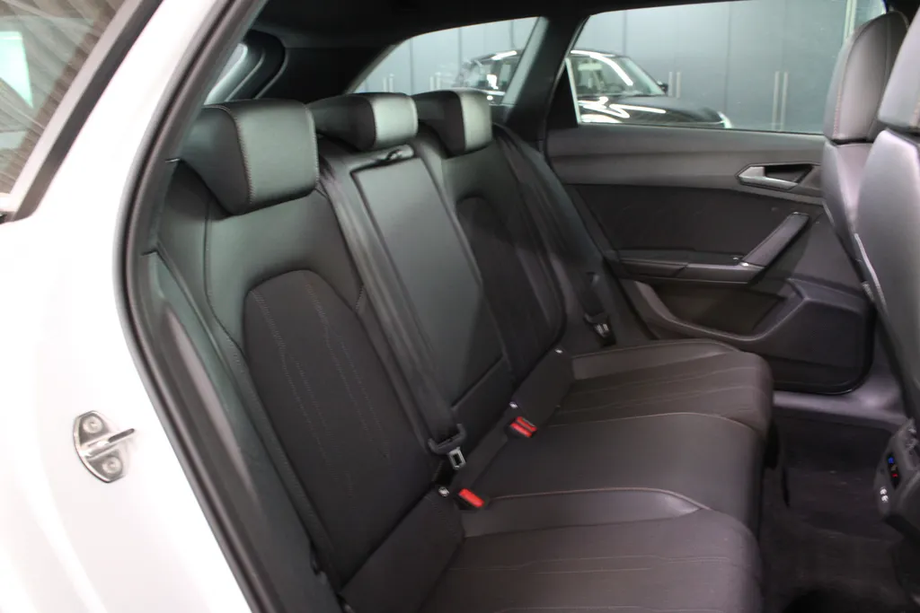 CUPRA Leon Sportstourer 1.5 TSI e-Hybrid Business PHEV / Stoel + Stuurverwarming / Elektr. Klep / 18' LMV / Camera / Navi /