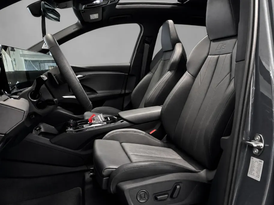 Audi Q6 e-tron S edition 83 kWh 252pk · SOH 96,3% · Panoramadak · 360 Camera · Inklap. Trekhaak ·  Luchtvering · Stuur- & Stoelverwarming · Apple/Android Car Play · Garantie t/m 13-07-2030 of 100.000km