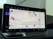 Volkswagen Tiguan 1.5 eTSI R-Line Business | Elektrisch wegklapbare trekhaak | Stoelmassage | Elektrisch bedienbare achterklep | Achteruitrijcamera | Parkeersensoren voor- en achter | Navi | Adaptive cruise control | Sportstoelen