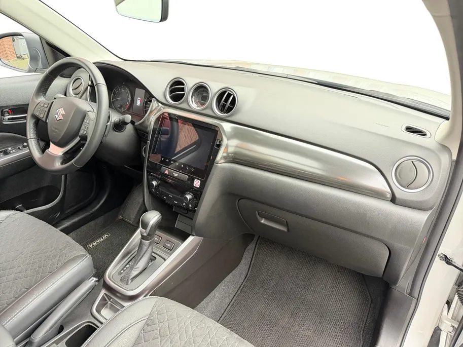 Suzuki Vitara 1.5 Hybrid Style 116PK AUTOMAAT | Parkeer sensoren| Metallic lak| 4 seizoen banden| Camera| Schuif en kanteldak| Navigatie| Stoel verwarming| Adaptieve cruise control