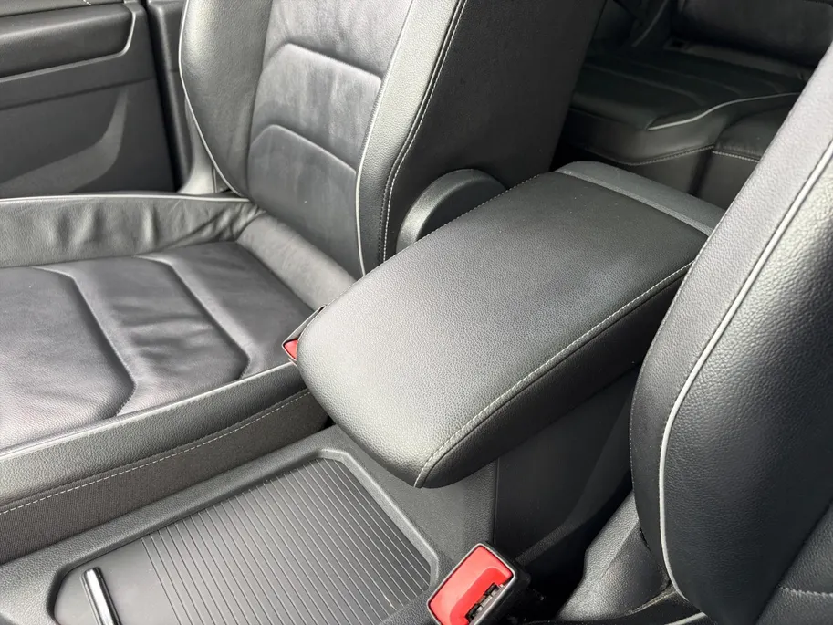 Volkswagen Tiguan Allspace 1.4 TSI Highline 7p. *Automaat*Navi*Schuif/kanteldak*Climate Control*Trekhaak*Stoelverwarming*Lederen bekleding*Parkeerhulp*Elekt. Achterklep*Vol opties!