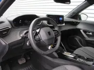 Peugeot 2008 1.2 PureTech 130 Allure | Automaat | Camera | Clima | Cruise | Navi | 17' LM | LED | Apple Carplay/Android Auto |