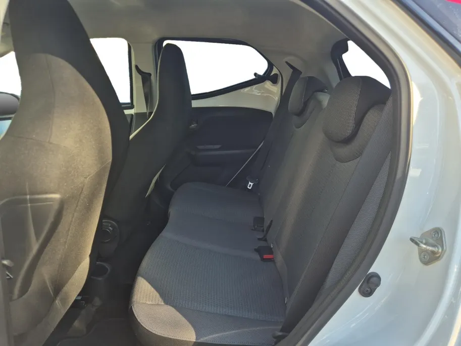Toyota Aygo 1.0 VVT-i x-play | Airco | Bluetooth | Camera | 5 deurs | Zwart dak |