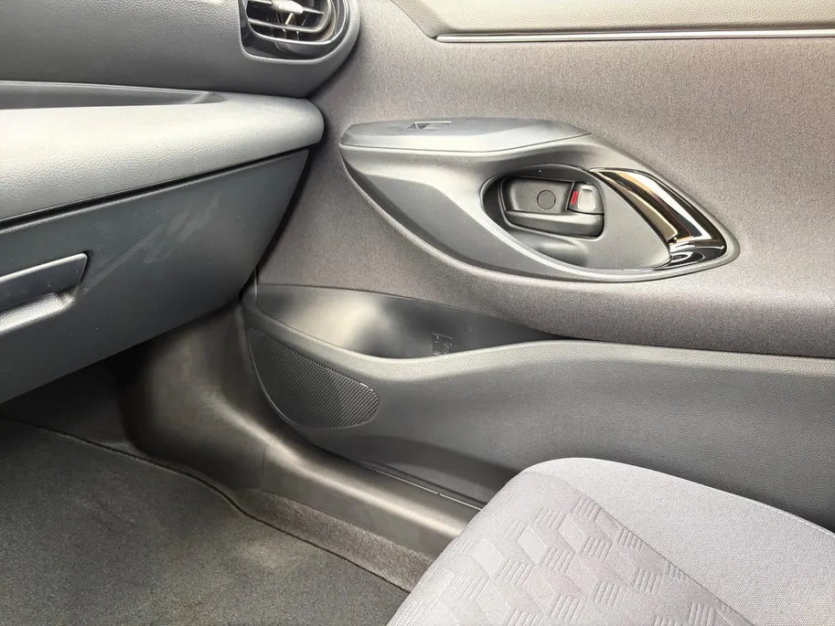 Toyota Yaris 1.5 Hybrid 115 Comfort Apple Carplay/Android Auto , cruise control adaptief en stuurhulp , climate , lm velgen , tel , usb , camera .